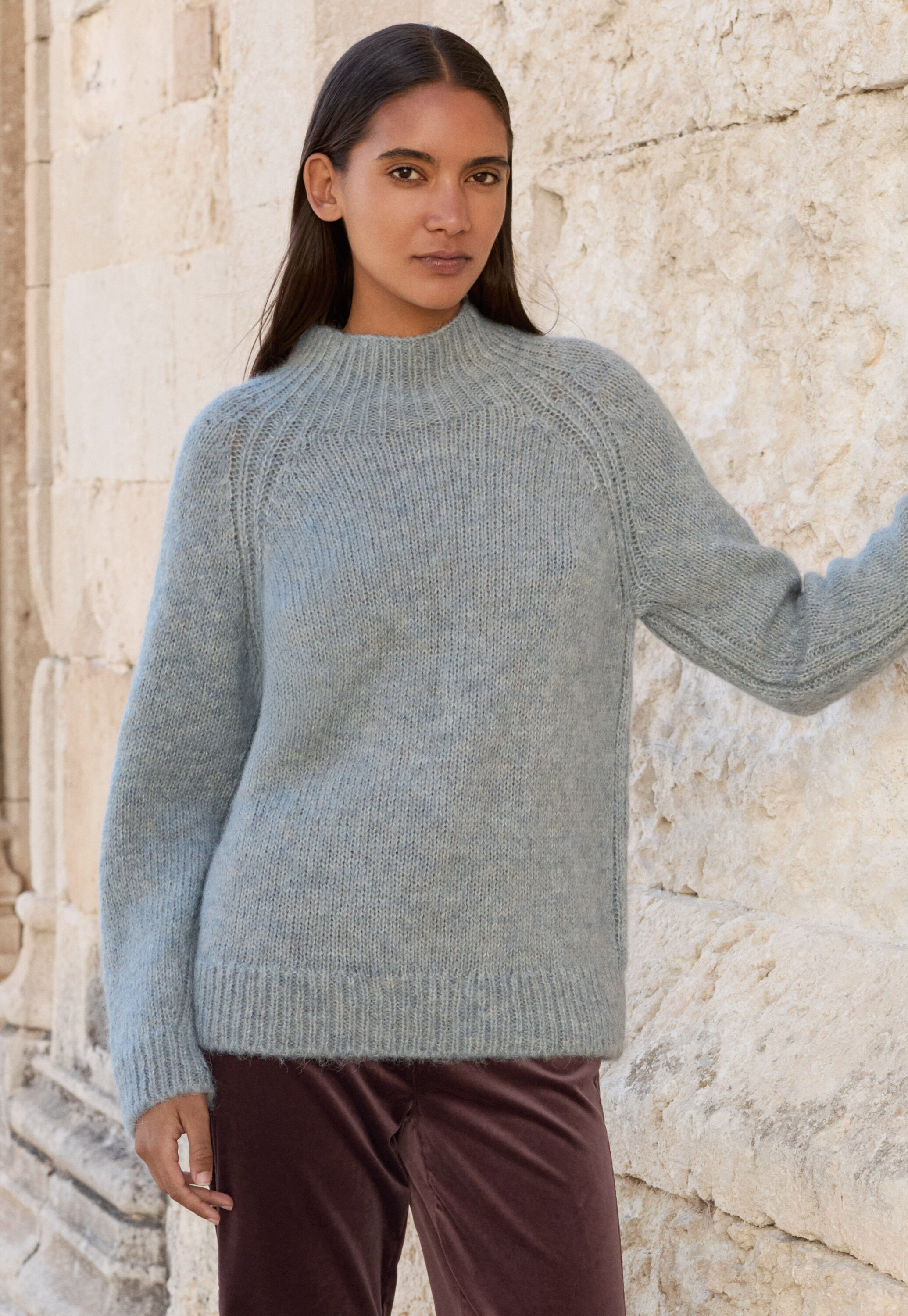 Raglanpullover mit Trichterkragen
