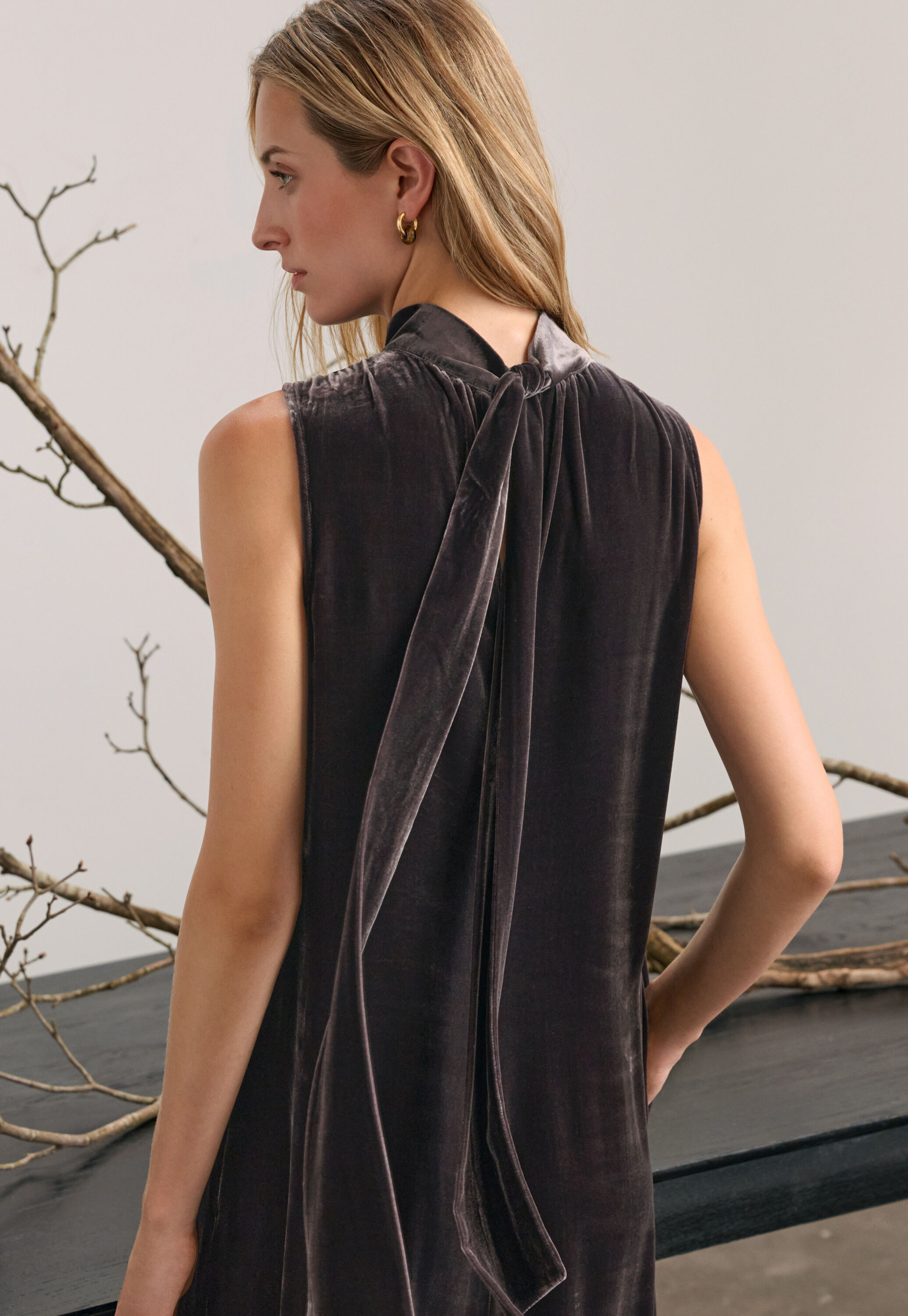 &Auml;rmelloses Kleid mit Bindeband, Dunkle Maulbeere, large