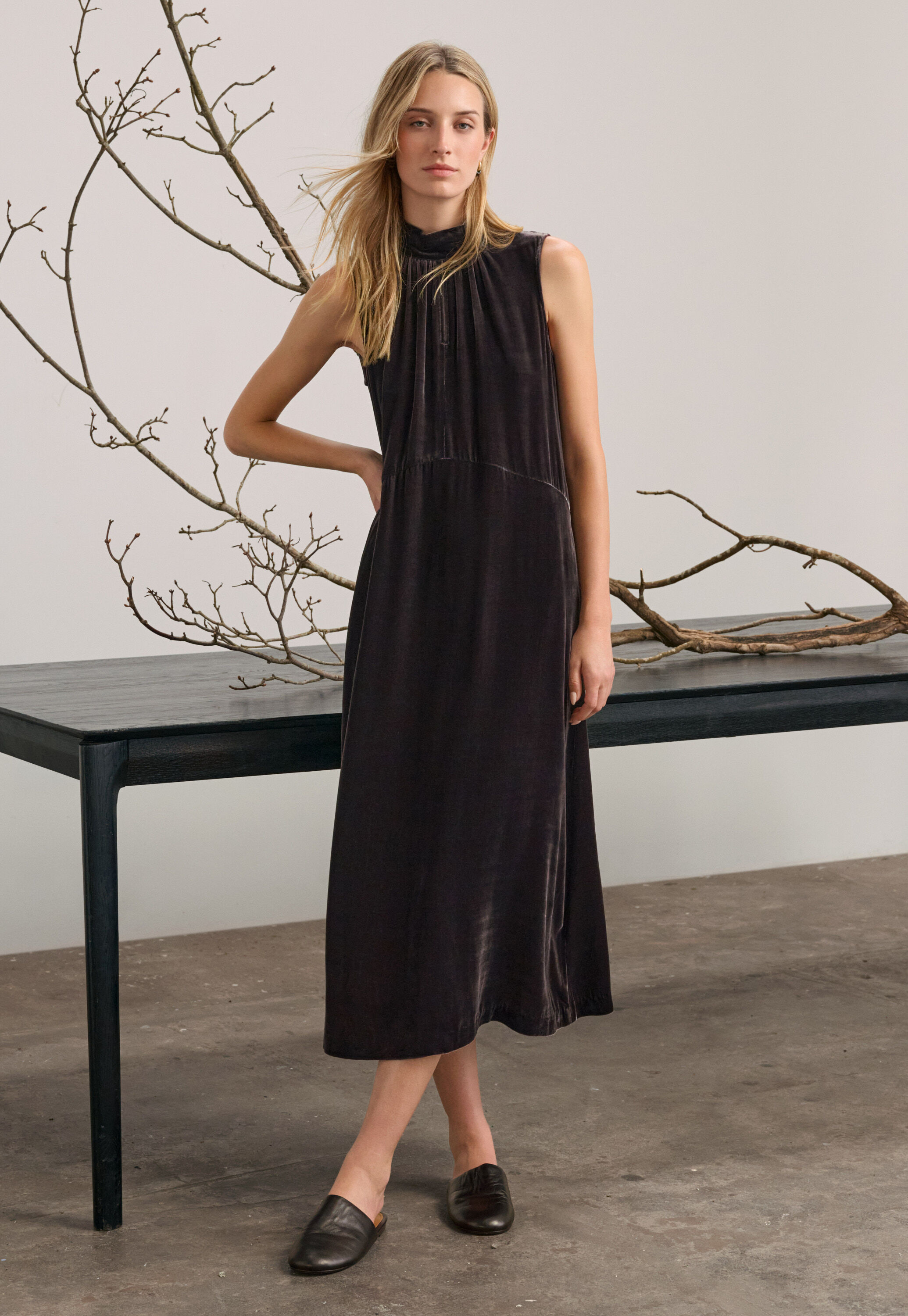 &Auml;rmelloses Kleid mit Bindeband