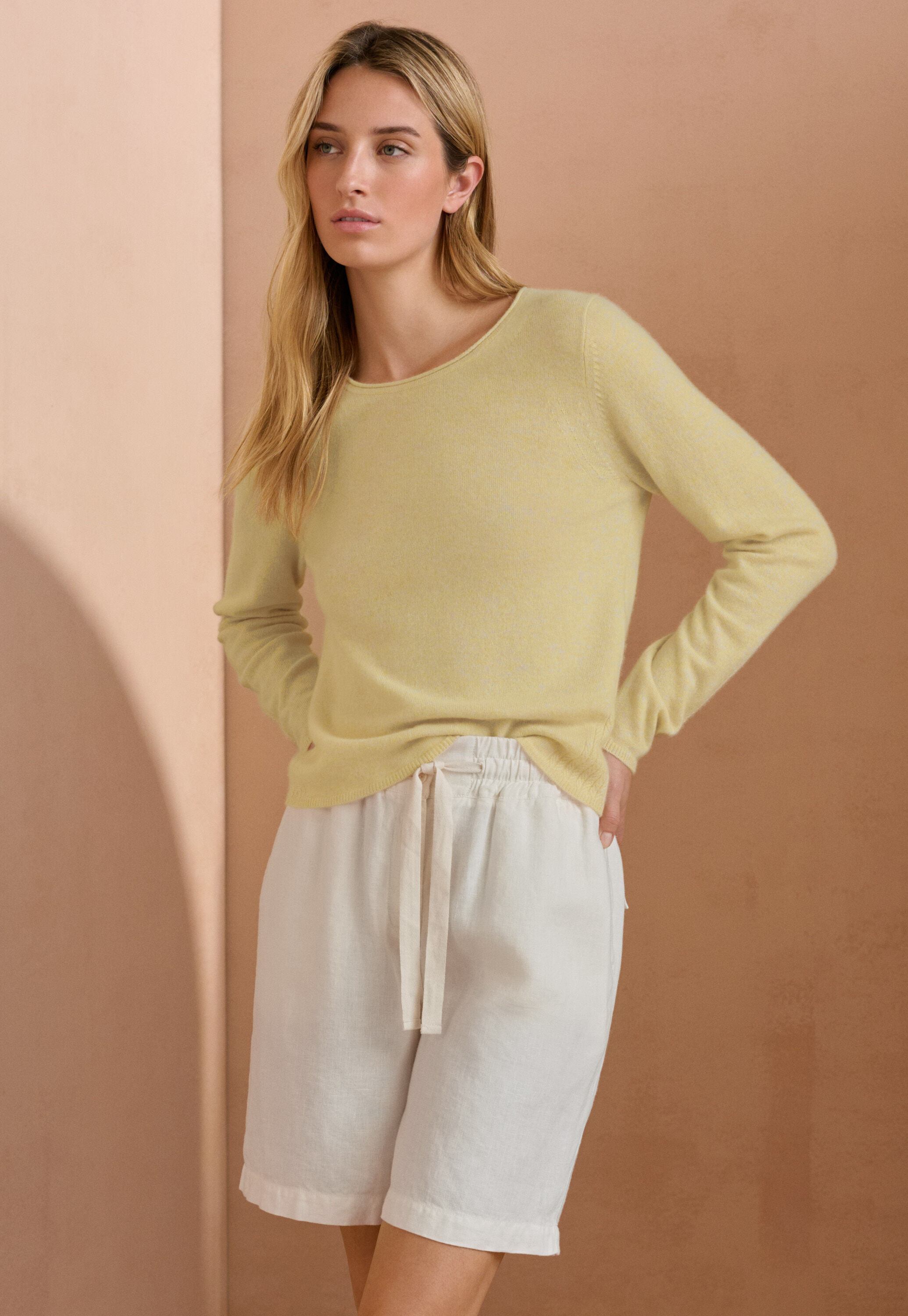 Bluse mit eingewebtem Kreuzmuster