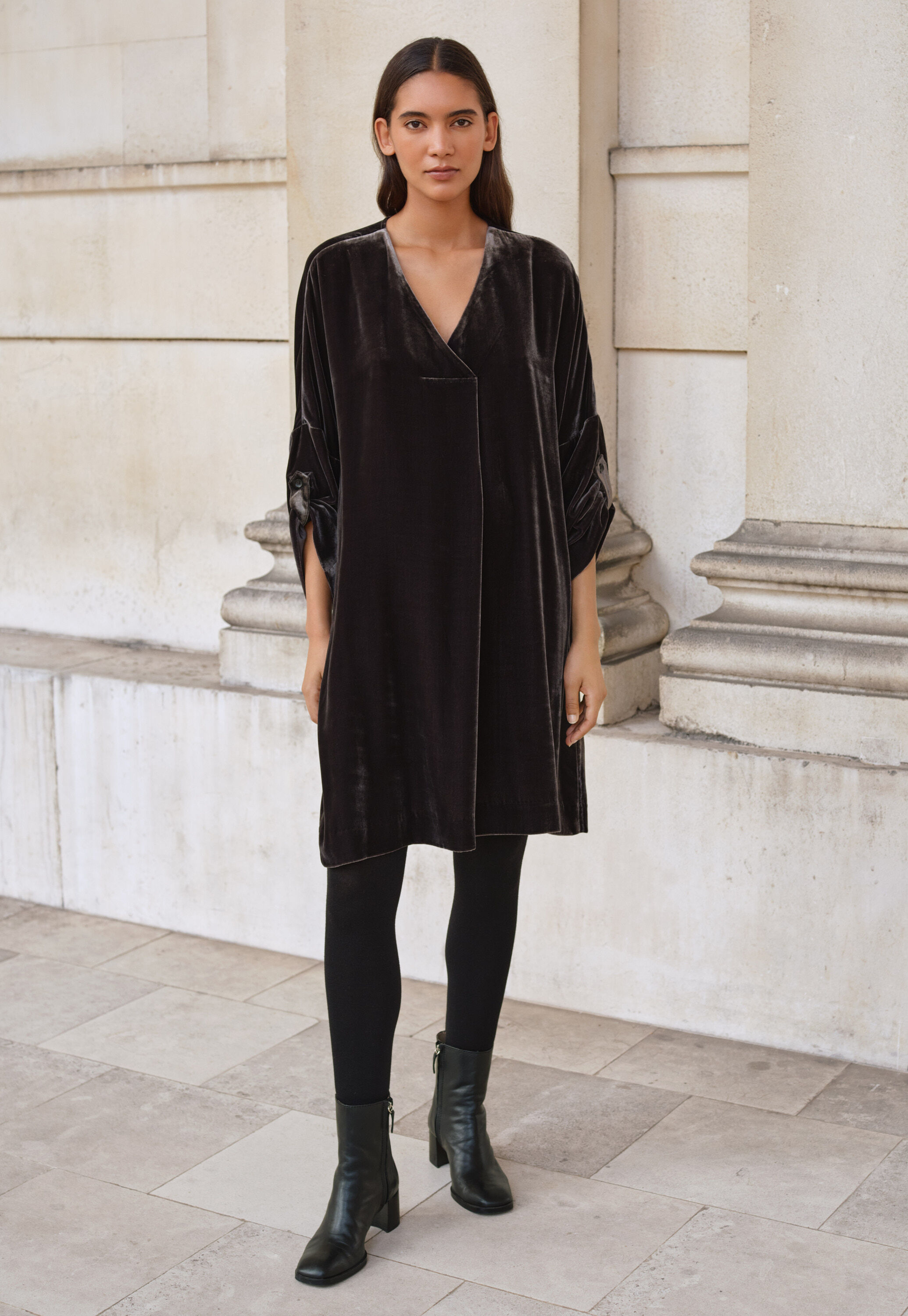 Samtkleid mit V-Ausschnitt, Dunkle Maulbeere, large