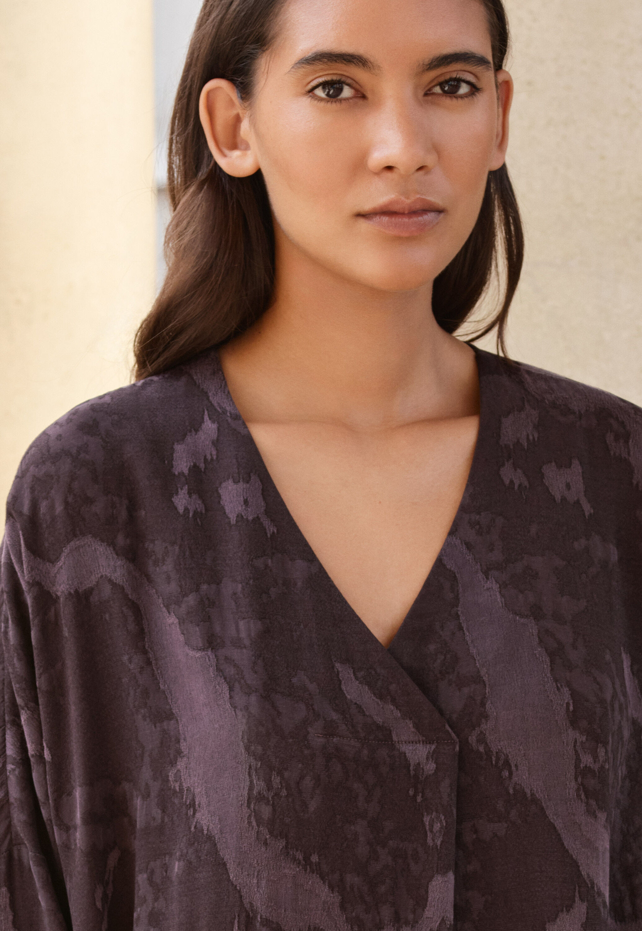 Jacquardkleid mit V-Ausschnitt, Aubergine, large