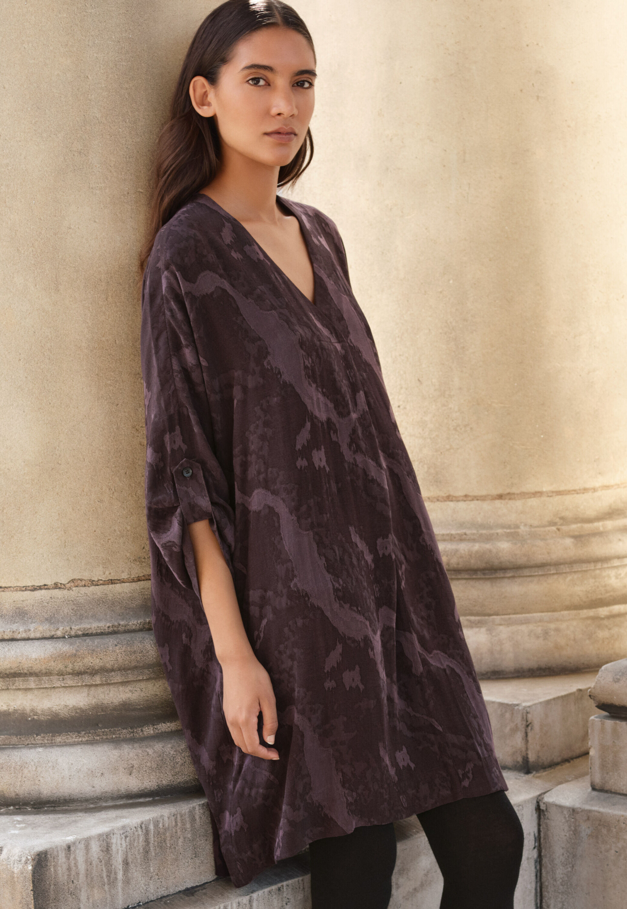 Jacquardkleid mit V-Ausschnitt