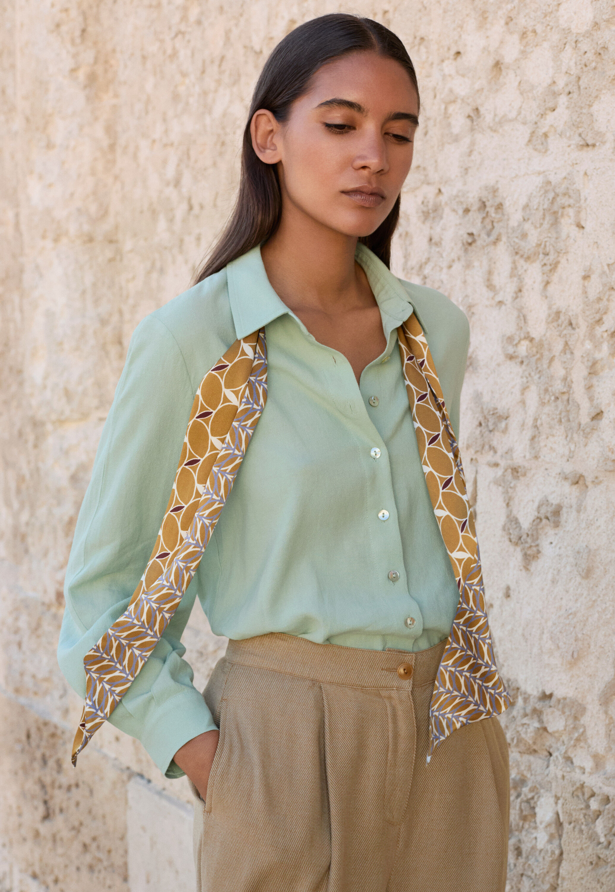 Bluse mit geschwungenen &Auml;rmeln
