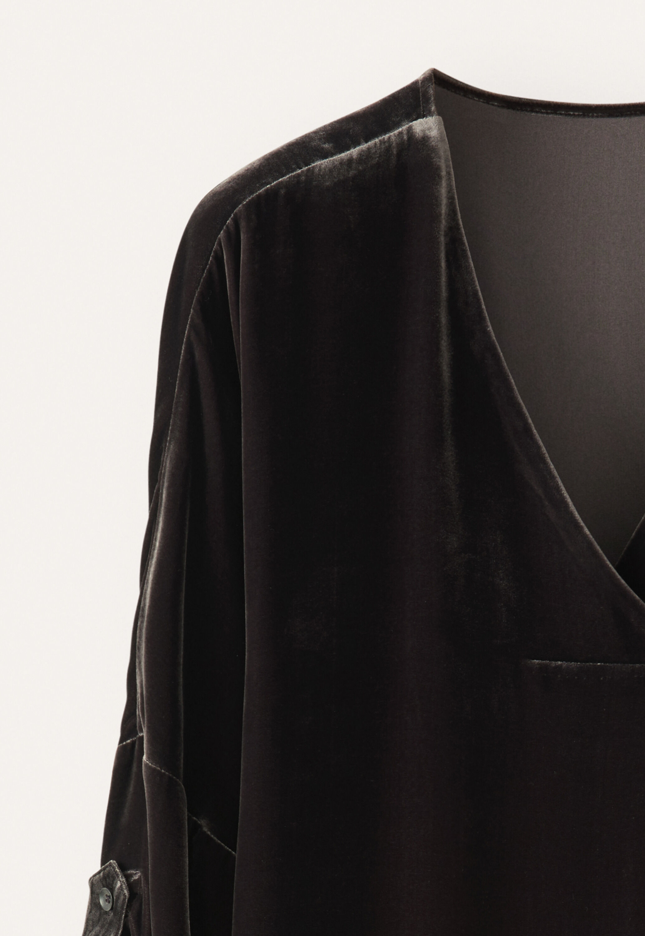 Samtkleid mit V-Ausschnitt