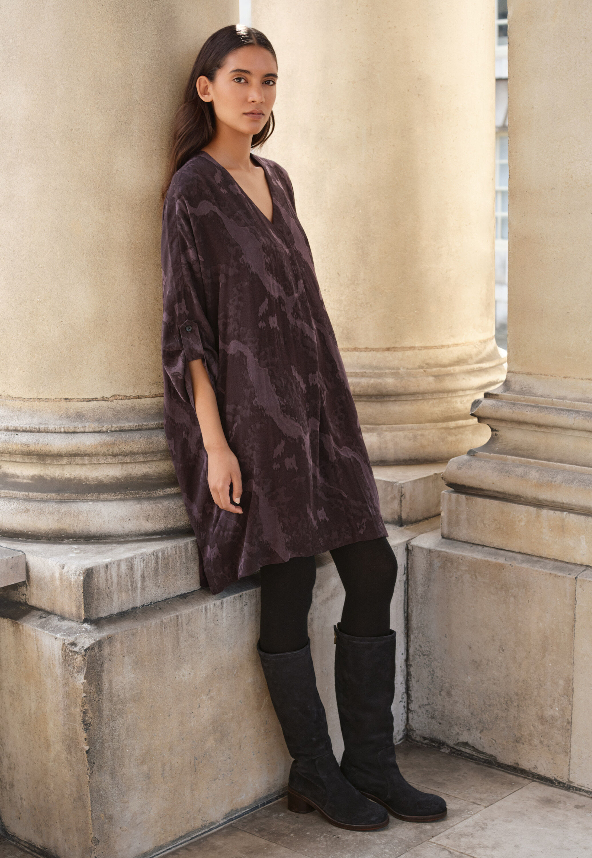 Jacquardkleid mit V-Ausschnitt