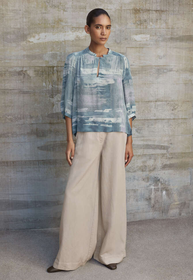 Bedruckte Bluse mit geraffter Passe, Kreideblau, completeTheLook